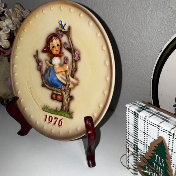 M.J. Hummel 6th Annual Plate 1976 “Apple Tree Girl” - Picture 3 of 7